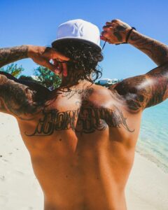 Maluma Instagram - QUE VACACIONES TAN CHIMBASSSSSSSS!!!!!!!!!!! 🏄‍♂️💘 🌊 🤰🏼☀️ 🥂