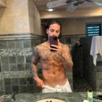 Maluma Instagram - QUE VACACIONES TAN CHIMBASSSSSSSS!!!!!!!!!!! 🏄‍♂️💘 🌊 🤰🏼☀️ 🥂