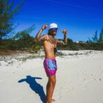 Maluma Instagram - QUE VACACIONES TAN CHIMBASSSSSSSS!!!!!!!!!!! 🏄‍♂️💘 🌊 🤰🏼☀️ 🥂