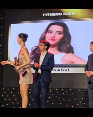Manasvi Mamgai Instagram - Thank you @lionsgoldawards for Fitness Icon of the year award 🏆🥊🏋‍♀️
Wearing my dear friend @rockystarofficial @rockystarofficial who showcased his collection at @perniaspopupshop the same evening (last slide)