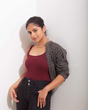 Nayanthara Chakravarthy Instagram - Honey and glass

Photography : @arun_payyadimeethal
Styling : @arjun_vasudevs
HMUA : @svbridalworld
Photography Team : @_creative_folksy_