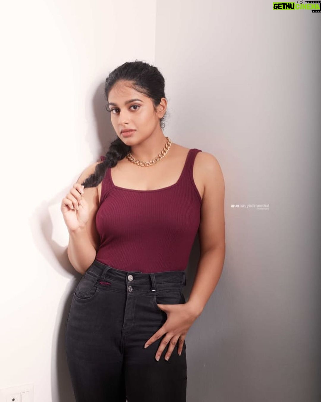 Nayanthara Chakravarthy - 25.3K Likes - Honey and glass
Photography : @arun_payyadimeethal
Styling : @arjun_vasudevs
HMUA : @svbridalworld
Photography Team : @_creative_folksy_