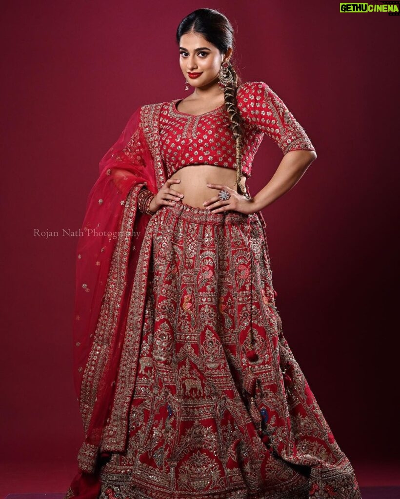 Maninath Chakravarthy Instagram - bride in red¿ @rojan_nath @meeramax_makeupartist_ @fatiz_official @parakkat_jewels @studio_maxxo