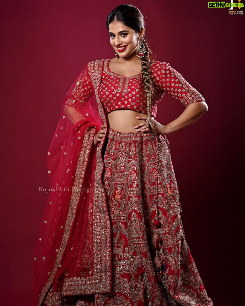 Maninath Chakravarthy Instagram - bride in red¿ @rojan_nath @meeramax_makeupartist_ @fatiz_official @parakkat_jewels @studio_maxxo