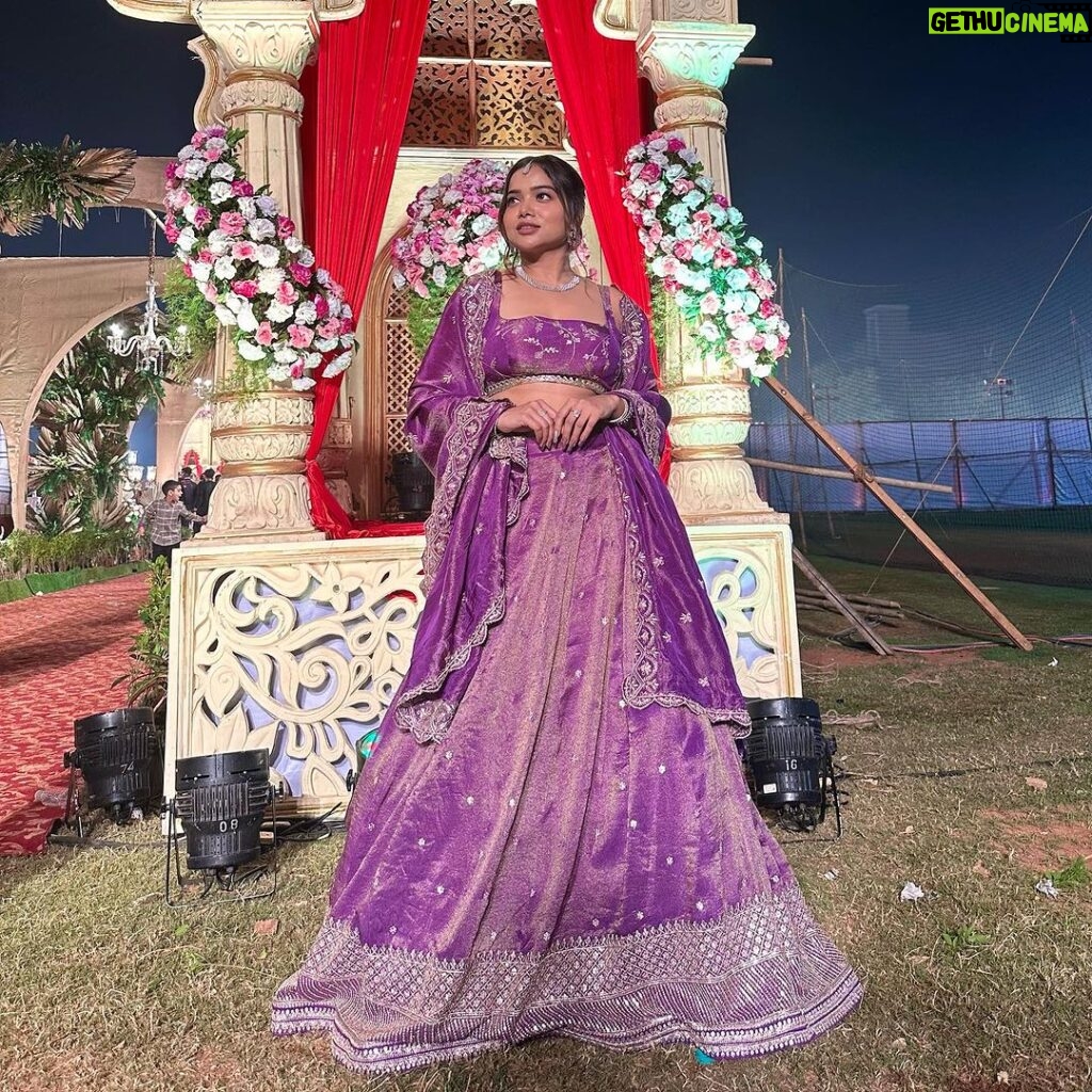 Manisha Rani Instagram - Wedding season❤️it’s not about background it’s about me🫣 Outfit - @the_adhya_designer Jewellery - @the_adhya_designer Mumbai, Maharashtra