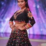 Manisha Rani Instagram - Are you guys ready for today’s episode?? See you all at 9.30 on @sonytvofficial Also on @sonylivindia app ❤️ . . . Costume - @harshalds @komalsoni_ @shilpa.suraj.chhabra #manisharani #jalakdikhlaja