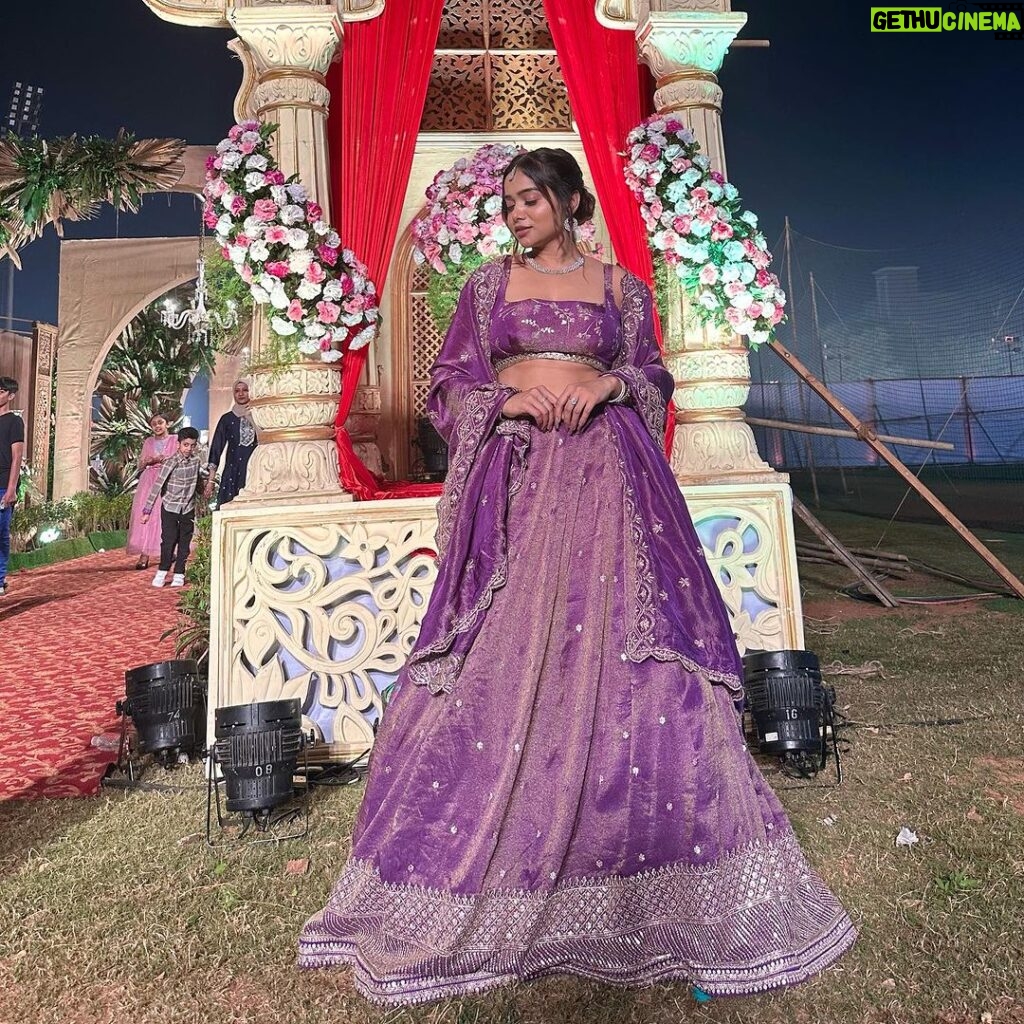 Manisha Rani Instagram - Wedding season❤️it’s not about background it’s about me🫣 Outfit - @the_adhya_designer Jewellery - @the_adhya_designer Mumbai, Maharashtra
