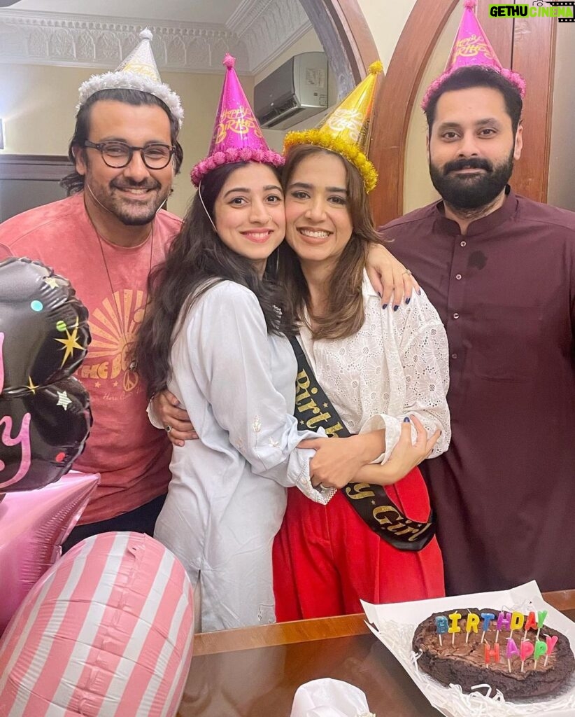 Mansha Pasha Instagram - It’s a silly one! 🎉 To the friends who joined in on video call and those present 🥰 And much love to @bakemagarpyarse for the lovely cake and dessert ❤