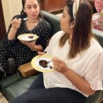 Mansha Pasha Instagram - It’s a silly one! 🎉 To the friends who joined in on video call and those present 🥰 And much love to @bakemagarpyarse for the lovely cake and dessert ❤️