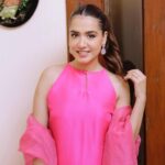 Mansha Pasha Instagram - Smile now cuz you never know if shit will hit the fan later. Outfit @shahnazanisstudios styled by @ebrahimjaliawala in @esfirjewels MUA @nabila_salon