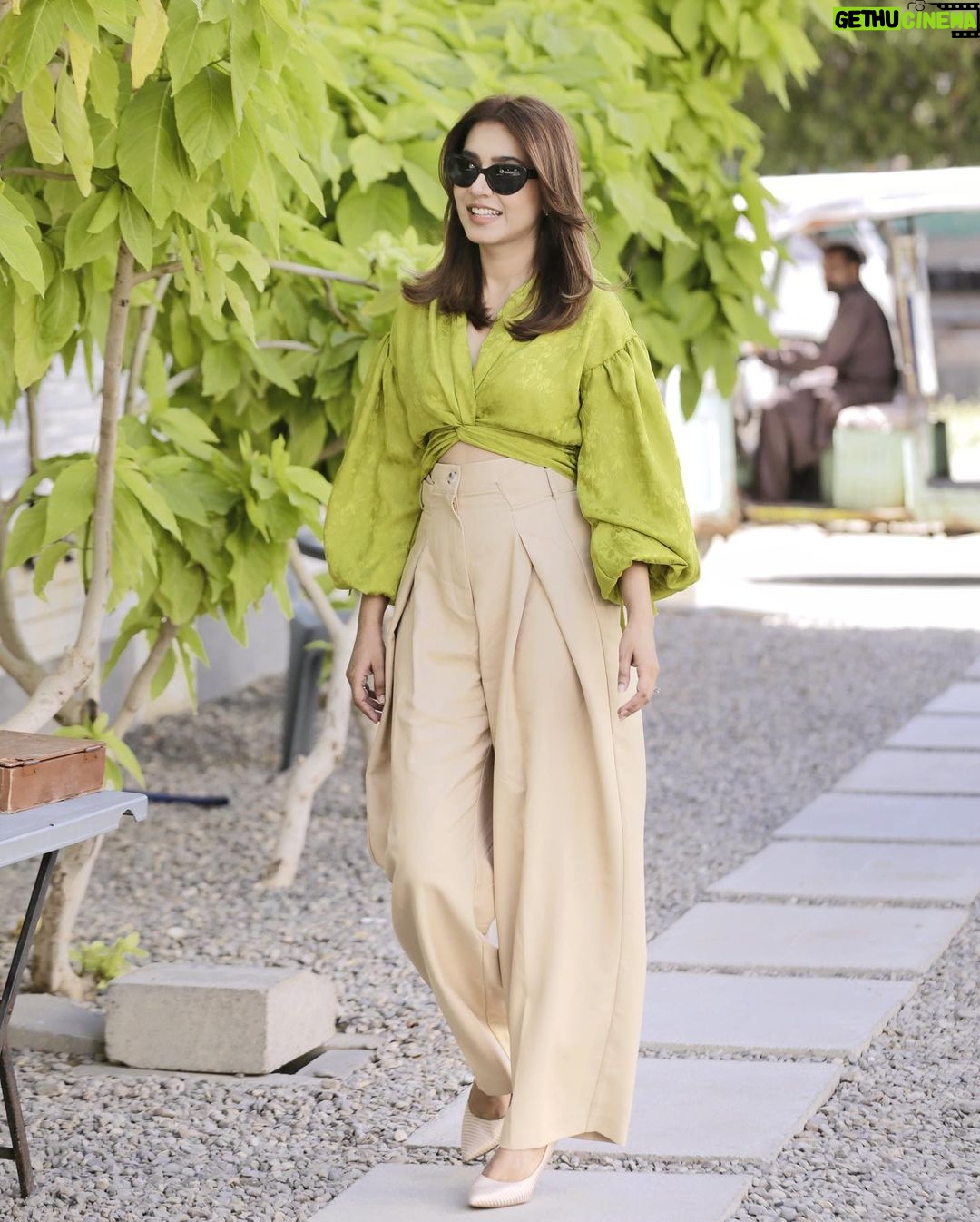 Mansha Pasha Instagram - Ready, set…..background match!