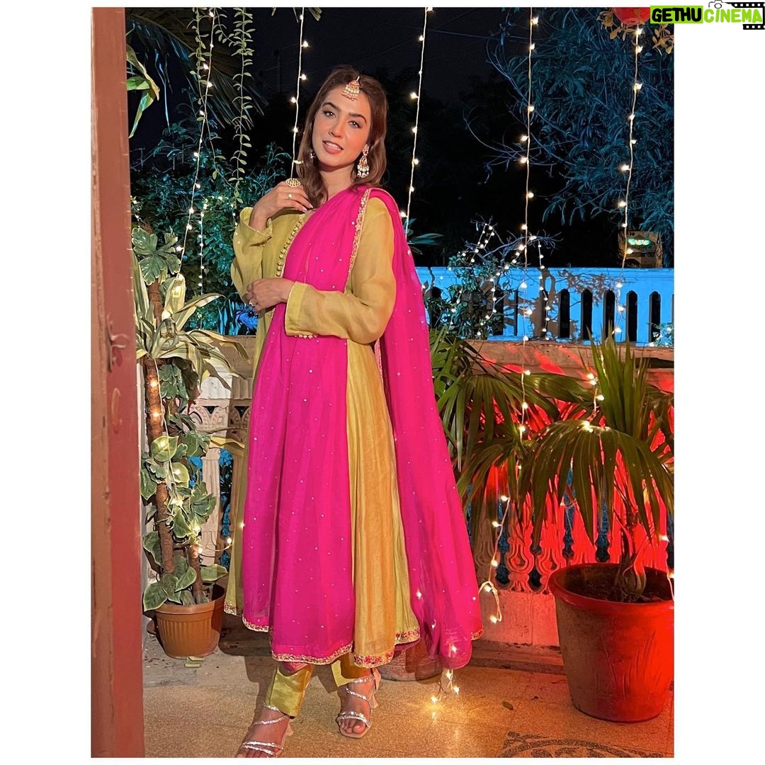 Mansha Pasha Instagram - Fancy Fridays 💐💐