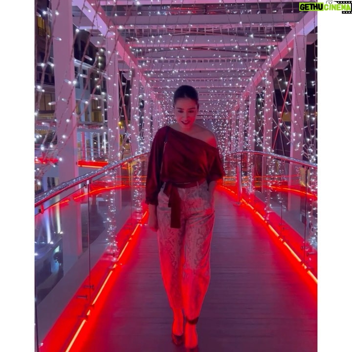 Mansha Pasha Instagram - Nothing like a view and some lights to create the most romantic setting evaaa 🌌 CVK Park Bosphorus Hotel Istanbul