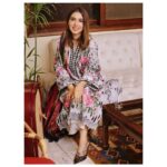 Mansha Pasha Instagram - Eid pay sab akhatay hotay hein and while there is a lot of fun (mostly) there can also be some arguments 😬 Ya shakal pic 1 jaisi hoti hai ya pic 2 jaisi 😆 Eid day 3 @mahgulofficial
