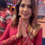 Mansha Pasha Instagram - I was in a super cheeky mood! All fun and games (albeit very competitive 😉 ) @faysalquraishi played the games like a true pro (lekin agli dafa jeet Asad aur meri hogi hahahah inshaAllah) Hope you guys enjoy Khel Kay Jeet tonight ! ♥️ Outfit @amnaarshadofficial Makeup @beenishparvez_official