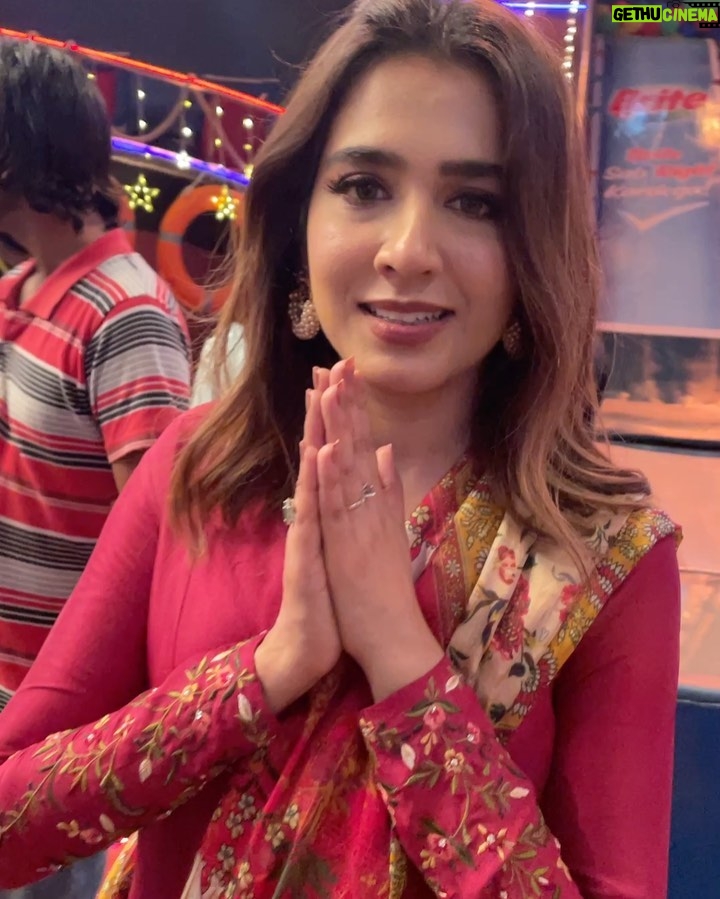 Mansha Pasha Instagram - I was in a super cheeky mood! All fun and games (albeit very competitive š ) @faysalquraishi played the games like a true pro (lekin agli dafa jeet Asad aur meri hogi hahahah inshaAllah) Hope you guys enjoy Khel Kay Jeet tonight ! ā„ļø Outfit @amnaarshadofficial Makeup @beenishparvez_official