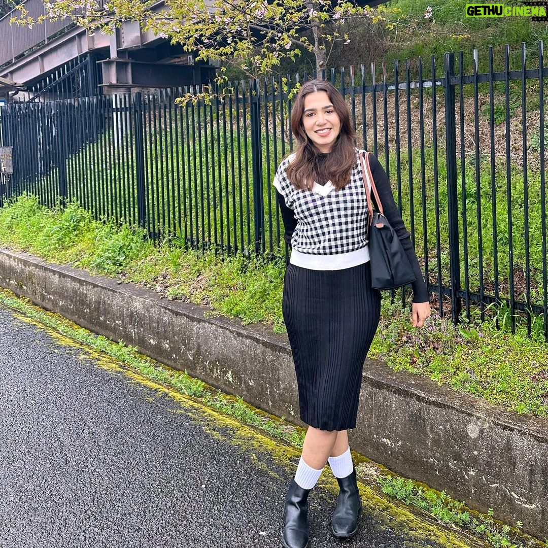 Mansha Pasha Instagram - Pink flowers 🌸 and wet roads 🌦️