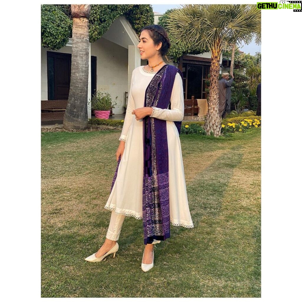 Mansha Pasha Instagram - I remember a college friend once said to me ‘Baaloin mein choti karke bohat different lagti ho tum’ What do you guys think?