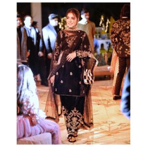 Mansha Pasha Instagram - Fun nights! @osamatahir couldn’t help photobombing! 

Outfit @faizasaqlain makeup @nabila_salon @honeymakeupartist0109 hair @hairbyawais 
Jewels @bukhari_accessories