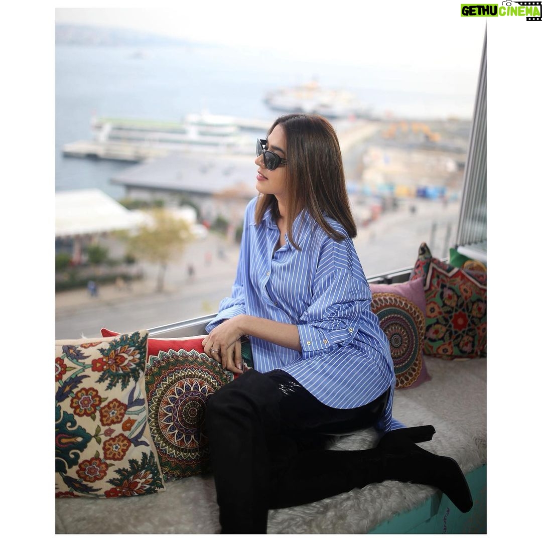 Mansha Pasha Instagram - Istanbul was colder than it looks in this photo 😮💨 📸 @selfiebosphorus