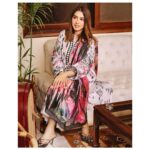 Mansha Pasha Instagram - Eid pay sab akhatay hotay hein and while there is a lot of fun (mostly) there can also be some arguments 😬 Ya shakal pic 1 jaisi hoti hai ya pic 2 jaisi 😆 Eid day 3 @mahgulofficial