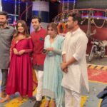 Mansha Pasha Instagram - I was in a super cheeky mood! All fun and games (albeit very competitive 😉 ) @faysalquraishi played the games like a true pro (lekin agli dafa jeet Asad aur meri hogi hahahah inshaAllah) Hope you guys enjoy Khel Kay Jeet tonight ! ♥️ Outfit @amnaarshadofficial Makeup @beenishparvez_official