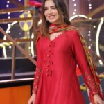 Mansha Pasha Instagram - I was in a super cheeky mood! All fun and games (albeit very competitive 😉 ) @faysalquraishi played the games like a true pro (lekin agli dafa jeet Asad aur meri hogi hahahah inshaAllah) Hope you guys enjoy Khel Kay Jeet tonight ! ♥️ Outfit @amnaarshadofficial Makeup @beenishparvez_official