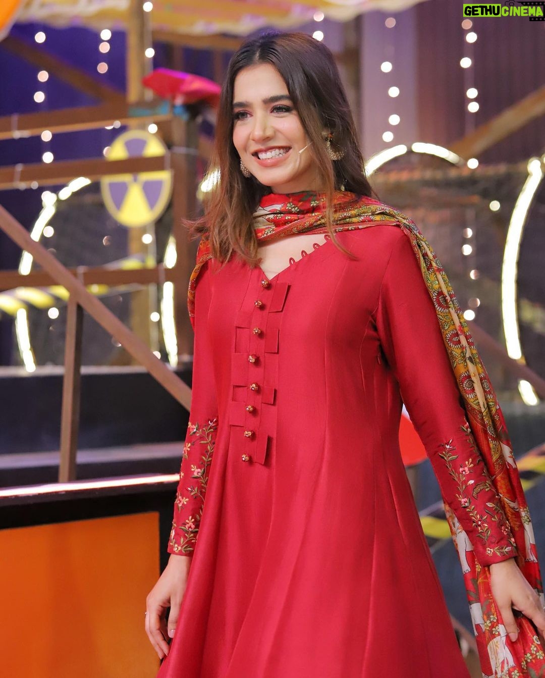 Mansha Pasha Instagram - I was in a super cheeky mood! All fun and games (albeit very competitive š ) @faysalquraishi played the games like a true pro (lekin agli dafa jeet Asad aur meri hogi hahahah inshaAllah) Hope you guys enjoy Khel Kay Jeet tonight ! ā„ļø Outfit @amnaarshadofficial Makeup @beenishparvez_official