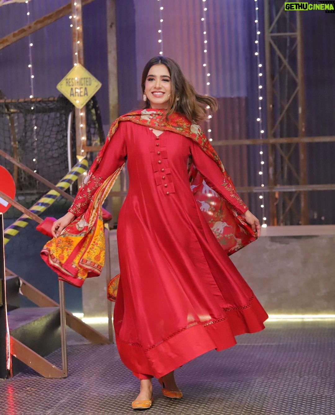 Mansha Pasha Instagram - I was in a super cheeky mood! All fun and games (albeit very competitive š ) @faysalquraishi played the games like a true pro (lekin agli dafa jeet Asad aur meri hogi hahahah inshaAllah) Hope you guys enjoy Khel Kay Jeet tonight ! ā„ļø Outfit @amnaarshadofficial Makeup @beenishparvez_official
