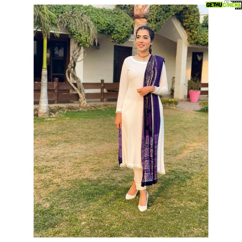 Mansha Pasha Instagram - I remember a college friend once said to me ‘Baaloin mein choti karke bohat different lagti ho tum’ What do you guys think?