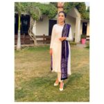 Mansha Pasha Instagram - I remember a college friend once said to me ‘Baaloin mein choti karke bohat different lagti ho tum’ What do you guys think?