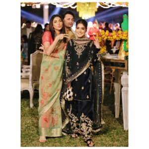 Mansha Pasha Instagram - Fun nights! @osamatahir couldn’t help photobombing! 

Outfit @faizasaqlain makeup @nabila_salon @honeymakeupartist0109 hair @hairbyawais 
Jewels @bukhari_accessories