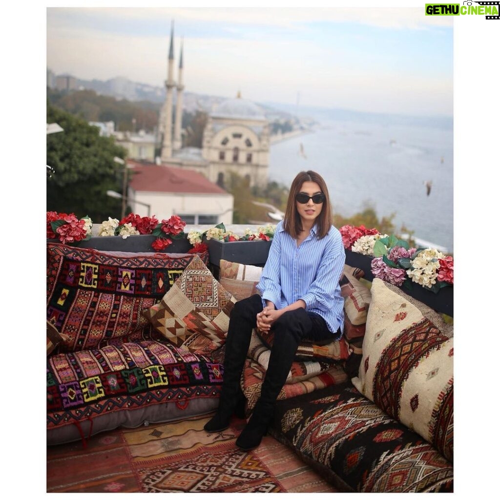 Mansha Pasha Instagram - Istanbul was colder than it looks in this photo 😮‍💨 📸 @selfiebosphorus