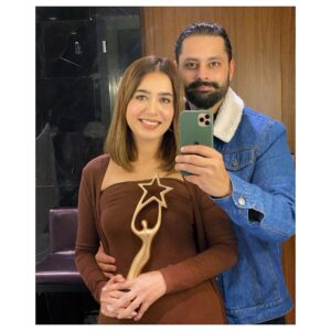 Mansha Pasha Instagram - IPPA’s Style Icon for the year peeps! 

Super happy to have won this award with him by my side ! 

Special shout-out to my team - you know who you are! Thank you 😘