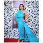 Mansha Pasha Instagram - Swipe left for the real face I usually make! Haha! This time on stage! My outfit for the Lux anthem @sanasafinazofficial styled by @mavikayanistylist Jewels @sherezadjewellery MUA @bryan.makeupartist1 HAIR @hairbyawais
