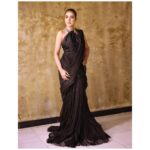 Mansha Pasha Instagram - Lucky enough to have worn two beautiful outfits in one day while hosting the 20th @luxstylepk awards. The day is full of memories and wouldn’t have been possible without @friehaaltaf and her team at @catwalk_events, @nabila_salon and their amazing people, my stylist @mavikayanistylist who did all those trials to make this look perfect and most importantly my manager @nimraa.malik who was there with me through out! Thank you for making this day a special one for me ❤️ Outfit @sanasafinazofficial styled by @mavikayanistylist MUA @bryan.makeupartist1 @nabila_salon HAIR @hairbyawais @nabila_salon Jewels @sherezadjewellery