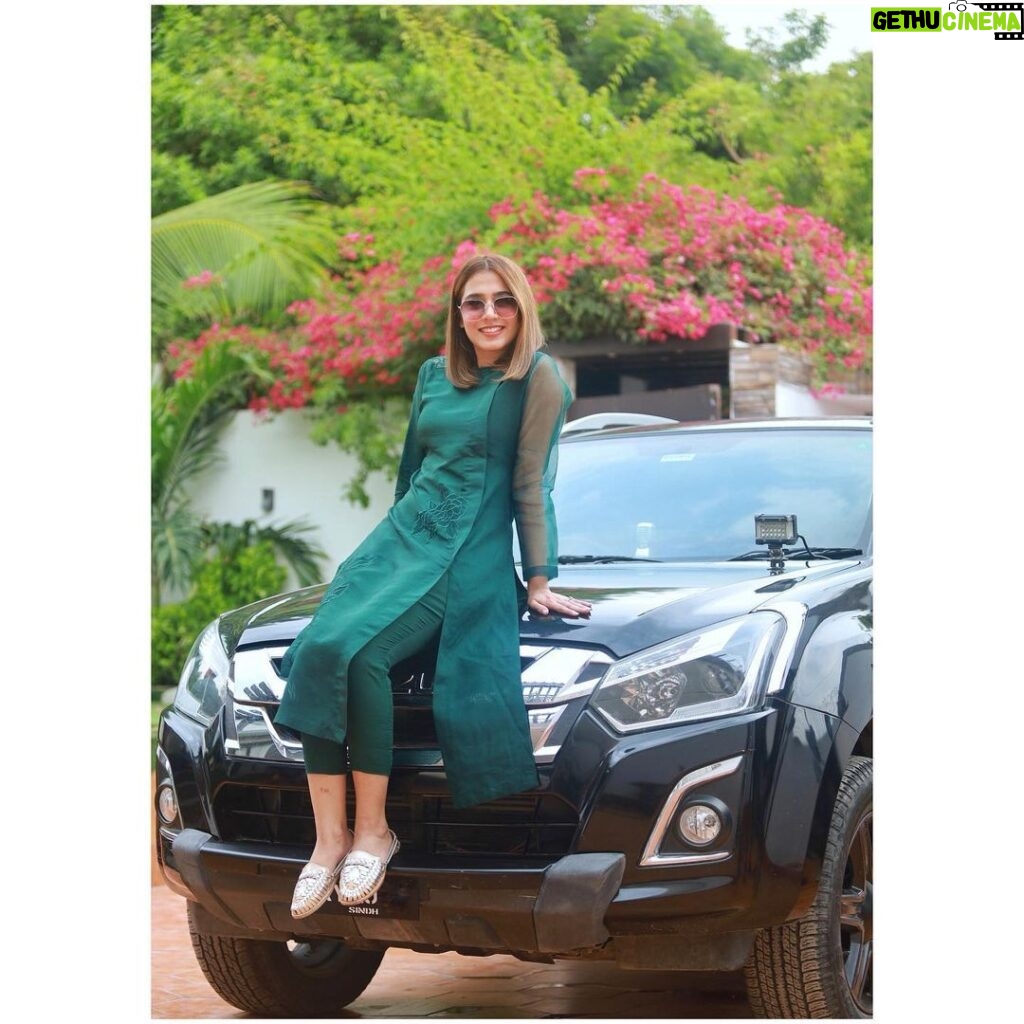 Mansha Pasha Instagram - Your car has never looked better 😜 @yasir.hussain131 Outfit @atelierdehues PC @adil_khan28 Shoes @saazbyaleena.m