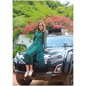 Mansha Pasha Instagram - Your car has never looked better 😜 @yasir.hussain131 

Outfit @atelierdehues 
PC @adil_khan28 
Shoes @saazbyaleena.m