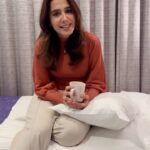 Mansha Pasha Instagram - The new Brooke Bond Supreme AD instantly took me a trip down memory lane, reminding me of the countless times I’ve used the power of a cup of tea to get my way with my parents, because let’s face it, chai is the ultimate persuader. So keep taking that sip of nostalgia, and don’t forget - chai ka sunehra rung, jamaey apnapan. #HarRungHaiSunehra #brookebondsupreme @supremepk_official