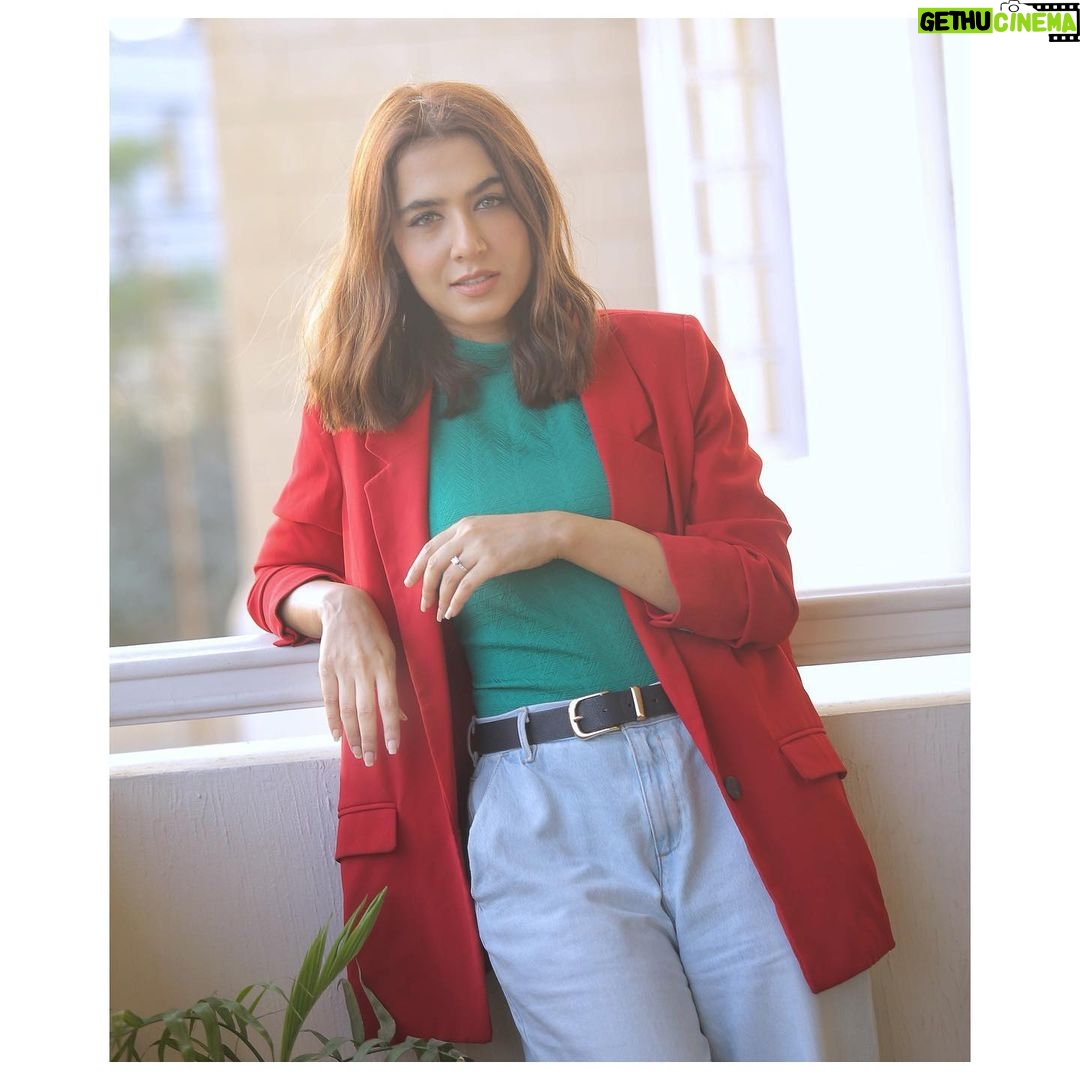 Mansha Pasha Instagram - Remember the days that were cold enough to wear jackets 😖😔🥵