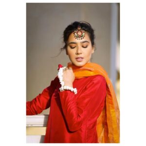 Mansha Pasha Instagram - Sunny and windswept Eid day 2 🌞

Hope everyone is enjoying their Eid 💕

@souchaj @bryan.makeupartist1 @nabila_salon @adil_khan28
