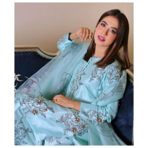 Mansha Pasha Instagram - Hope everyone’s rozas are going well! 

@museluxe @lovefaryal @beenishparvez_official @adil_khan28