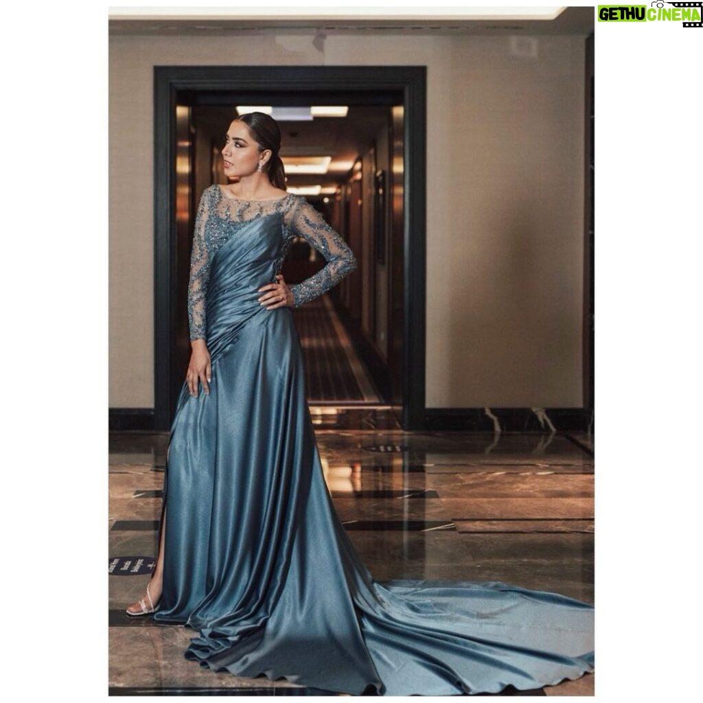 Mansha Pasha Instagram - Wore this absolutely beautiful customised piece for the IPPA. Felt like an absolute dream in it! 👗: @ayesmodacouture 🧚‍♀: @sananver 💄: @ahmetaydenizmakeup 💇‍♀: @ibrahimyigitalphair 💎: @allurebymht 📸: @mucahitguneyofficial