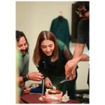 Mansha Pasha Instagram – Can’t go without doing one on set too! @yasir.hussain131 finally managed to break open the cake! 
@adil_khan28
