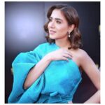 Mansha Pasha Instagram - Swipe left for the real face I usually make! Haha! This time on stage! My outfit for the Lux anthem @sanasafinazofficial styled by @mavikayanistylist Jewels @sherezadjewellery MUA @bryan.makeupartist1 HAIR @hairbyawais