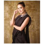 Mansha Pasha Instagram - Lucky enough to have worn two beautiful outfits in one day while hosting the 20th @luxstylepk awards. The day is full of memories and wouldn’t have been possible without @friehaaltaf and her team at @catwalk_events, @nabila_salon and their amazing people, my stylist @mavikayanistylist who did all those trials to make this look perfect and most importantly my manager @nimraa.malik who was there with me through out! Thank you for making this day a special one for me ❤️ Outfit @sanasafinazofficial styled by @mavikayanistylist MUA @bryan.makeupartist1 @nabila_salon HAIR @hairbyawais @nabila_salon Jewels @sherezadjewellery