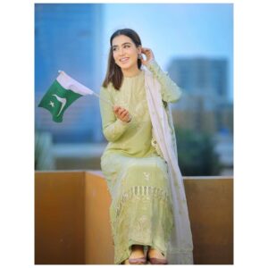 Mansha Pasha Instagram - Azadi Mubarak! Hope Independence Day goes well for everyone! 

@elanofficial @beenishparvez_official @faryabshah @zaira.zevar