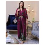Mansha Pasha Instagram - Eid dinners have us all feeling tired yet glamorous 😂🤪 Outfit @arjumandbano_official jewels @zaira.zevar Makeup and hair by me! P.S. dont miss the cheetah belt!