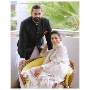 Mansha Pasha Instagram - Eid Mubarak! From us to you! 

Loving this outfit from @farahtalibaziz that’s just right for the weather. Got Jibran a prince coat from @thedapperday for choti Eid which he finally managed to wear this Eid 🥰 Husbands I tell you! 

Hope u all have a wonderful and festive Eid day!
Jewels @zaira.zevar 
Hmu @bryan.makeupartist1 @nabila_salon