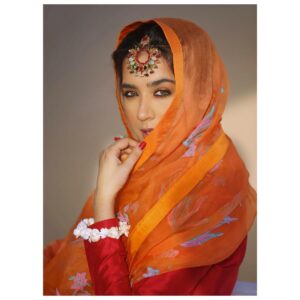 Mansha Pasha Instagram - Sunny and windswept Eid day 2 🌞

Hope everyone is enjoying their Eid 💕

@souchaj @bryan.makeupartist1 @nabila_salon @adil_khan28